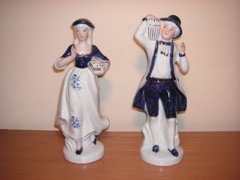 Estatuetas em Porcelana Branco Azul e Dourado