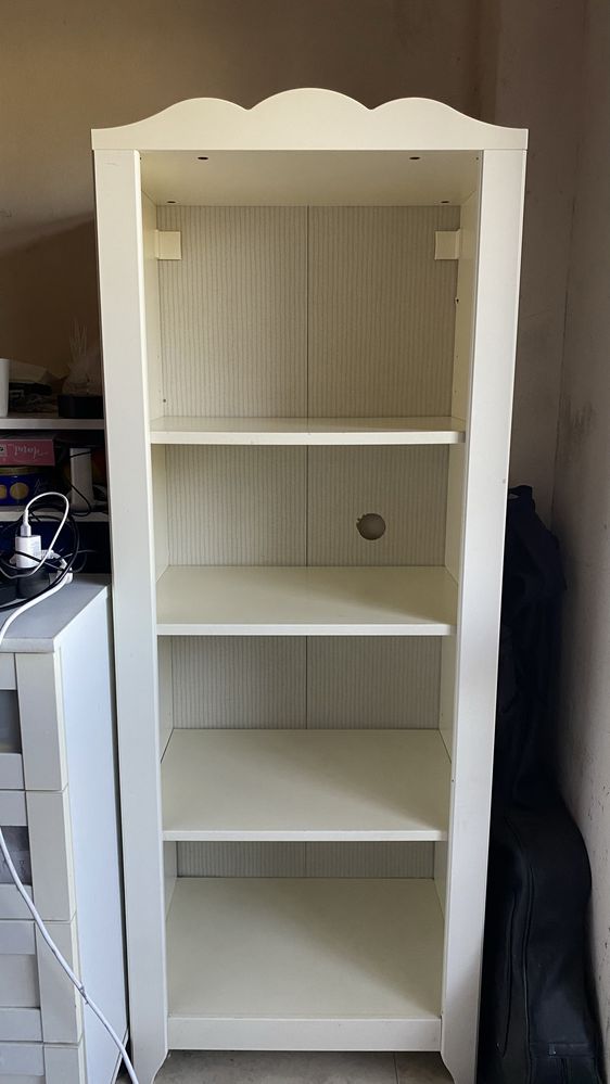Armário IKEA com parteleiras