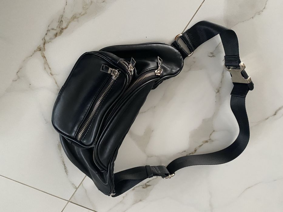 Czarna damska  nerka ze srebrnymi zamkami