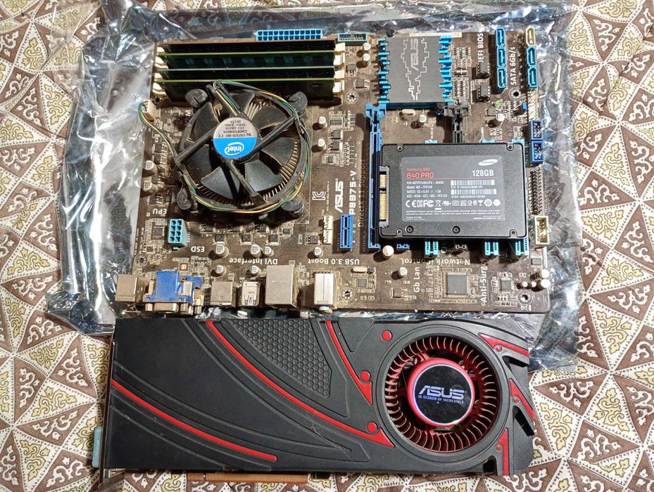 Плата P8B75-V, процесор і7 3770, ОЗУ 4Х4 ДДР4, карта Radeon r9 290.