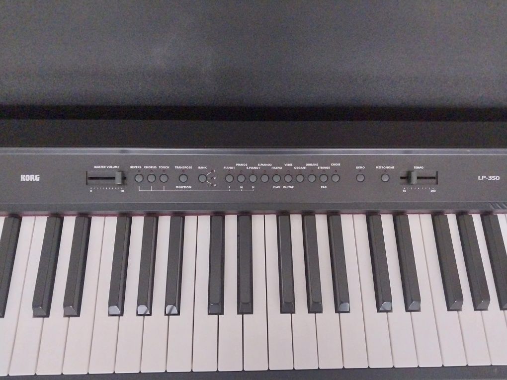 Продаю цифровое пианино KORG LP-350