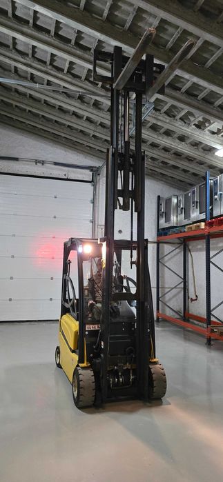 Empilhador Yale elétrico