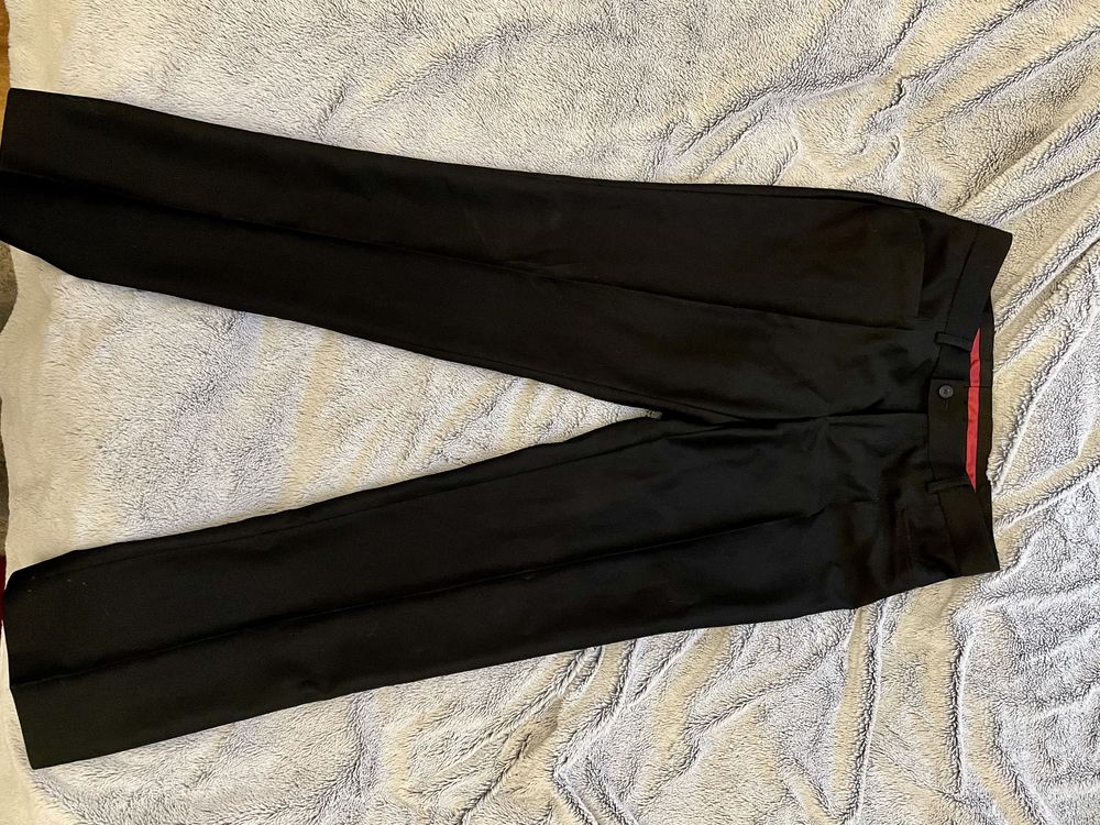 Czarny meski garnitur z bordowa podszewka