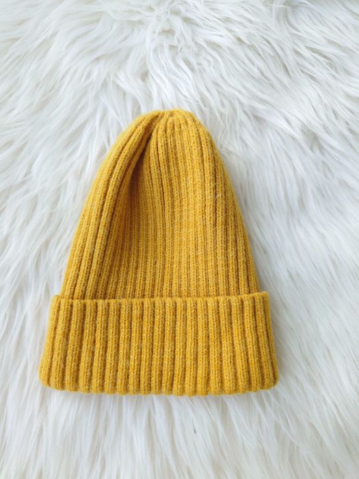 Musztardowa czapka, rozmiar uniwersalny, unisex.