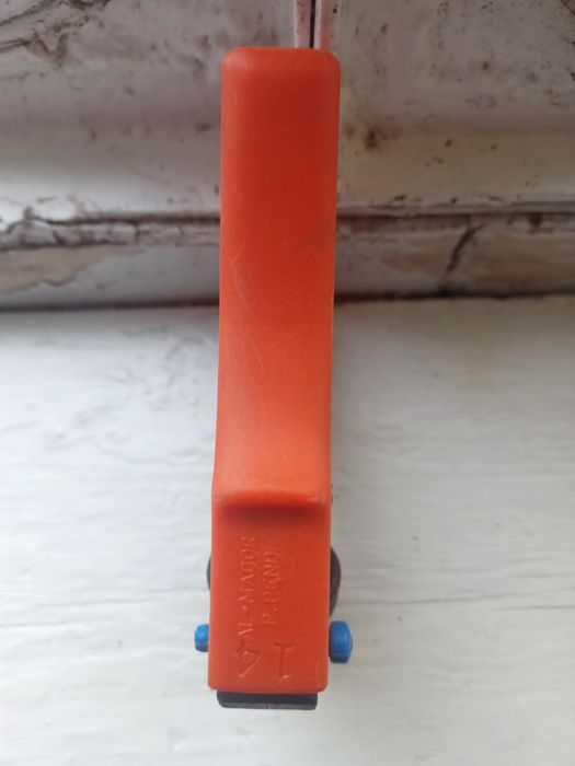 Пробій-дірокол для лейфлета.