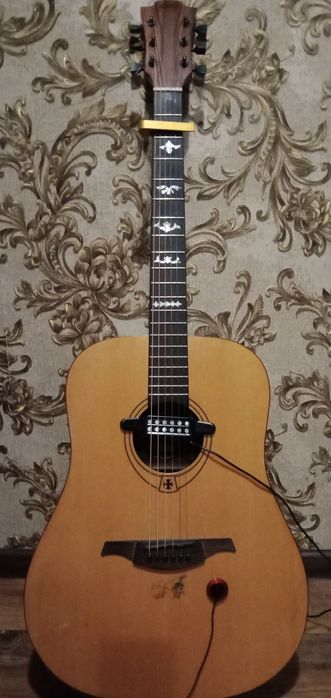 Акустична гітара в чудовому стані продаю з усім що на фото