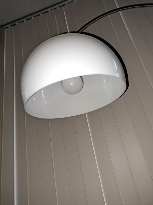 Candeeiro com estrutura em metal