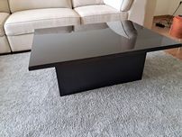 Mesa de centro preta com tampo em vidro