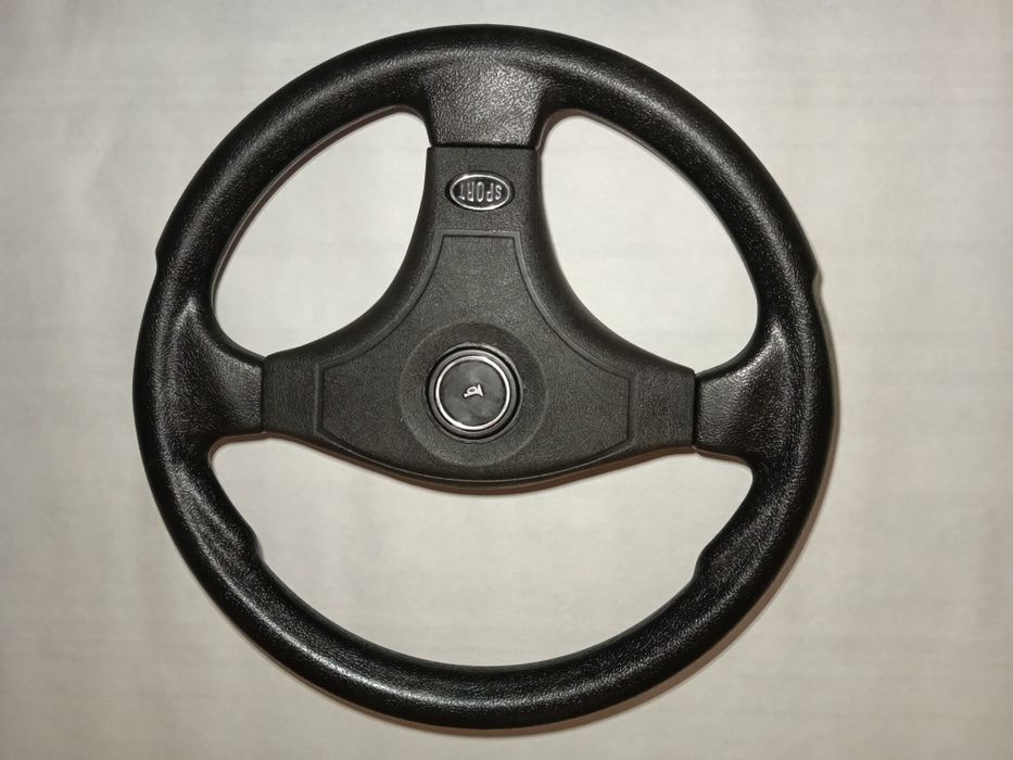 Руль, кермо трьохспицеве з центральною кнопкою сигнала.