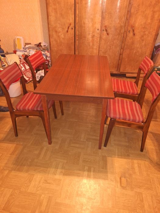 Stół rozciągany plus 4 krzesła PRL