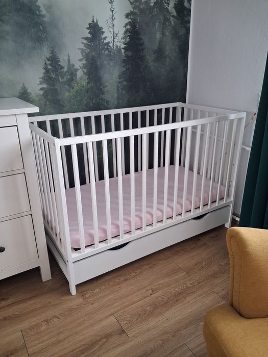 Łóżeczko drewniane tradycyjne białe z szufladą funkcją kanapy materac