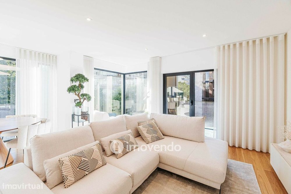 Apartamento T2 de luxo, com estacionamento, nas Avenidas Novas