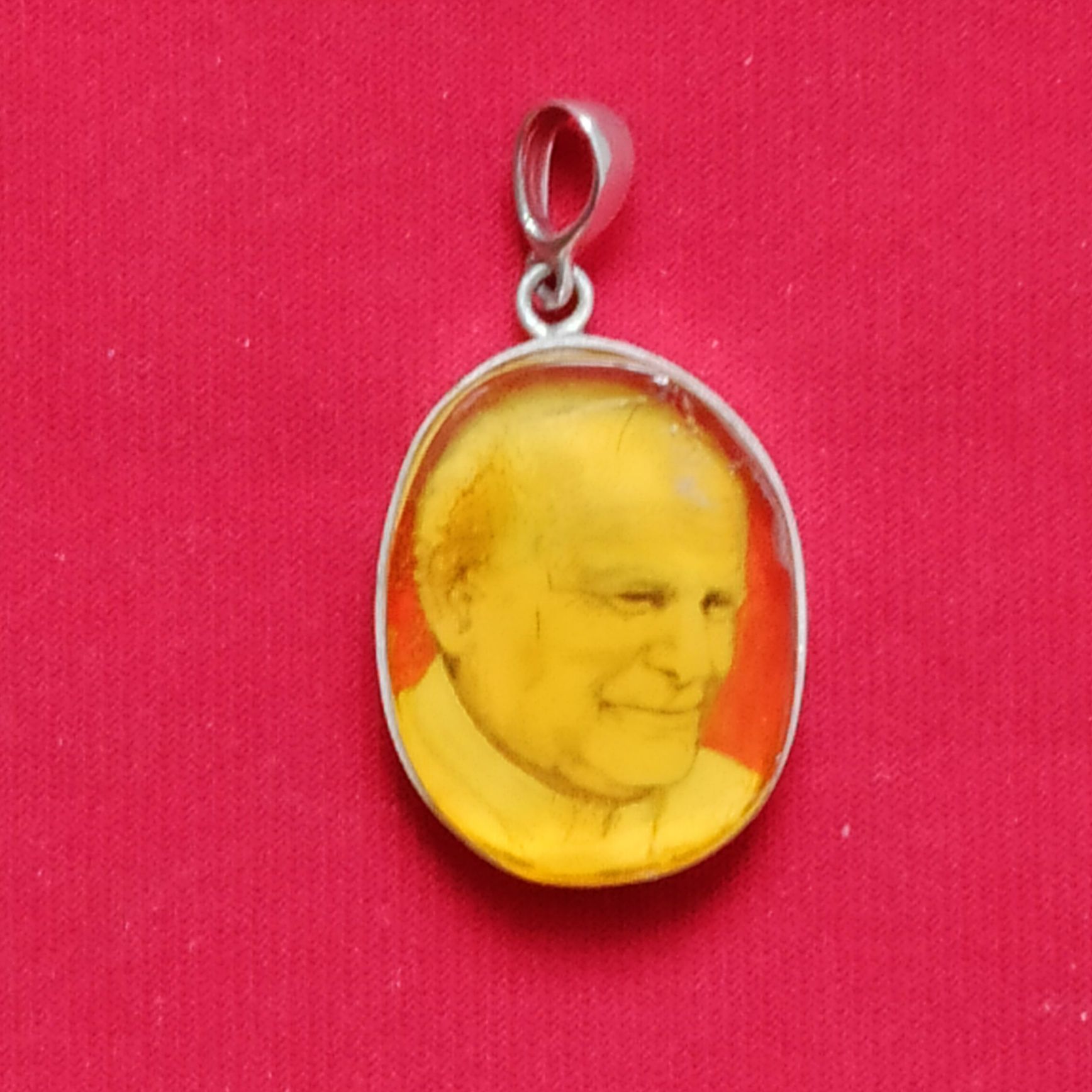 Święty Jan Paweł II - zawieszka srebrna z bursztynem.