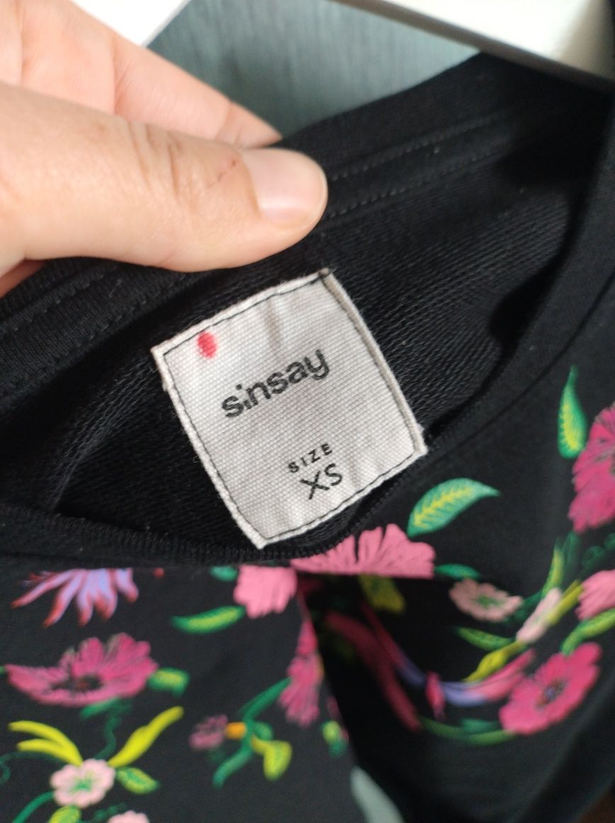 Czarna bluza w kwiaty Sinsay