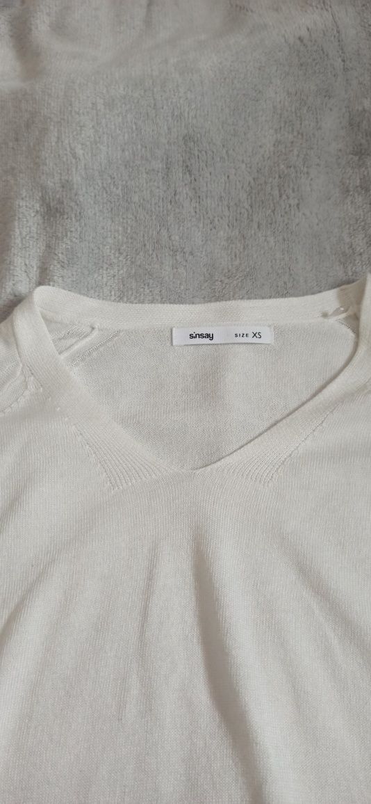Sweter w serek biały Sinsay