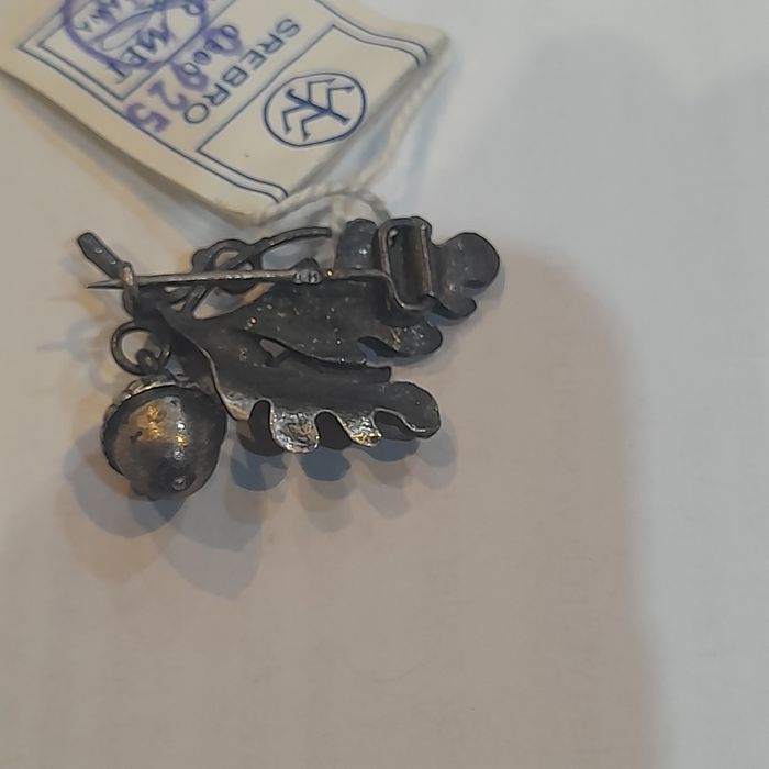 Stara srebrna broszka Warmet z ruchomym żołędziem