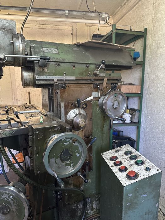 Frezarka uniwersalna