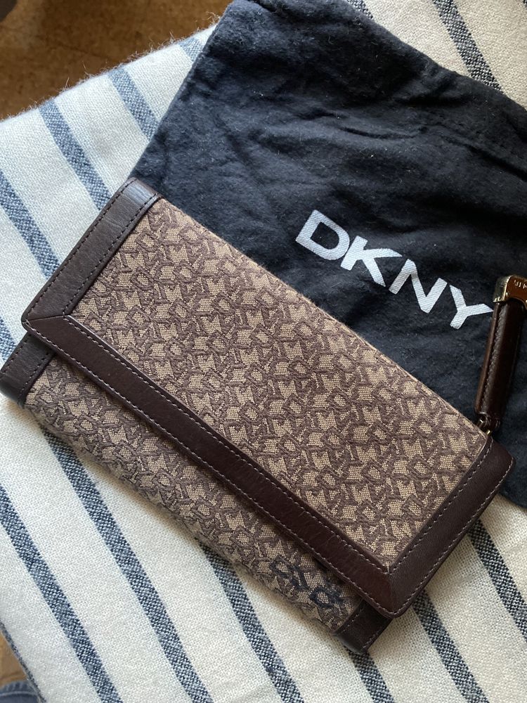 Carteira e Clutch/Necessaire DKNY em pele e tecido jackard