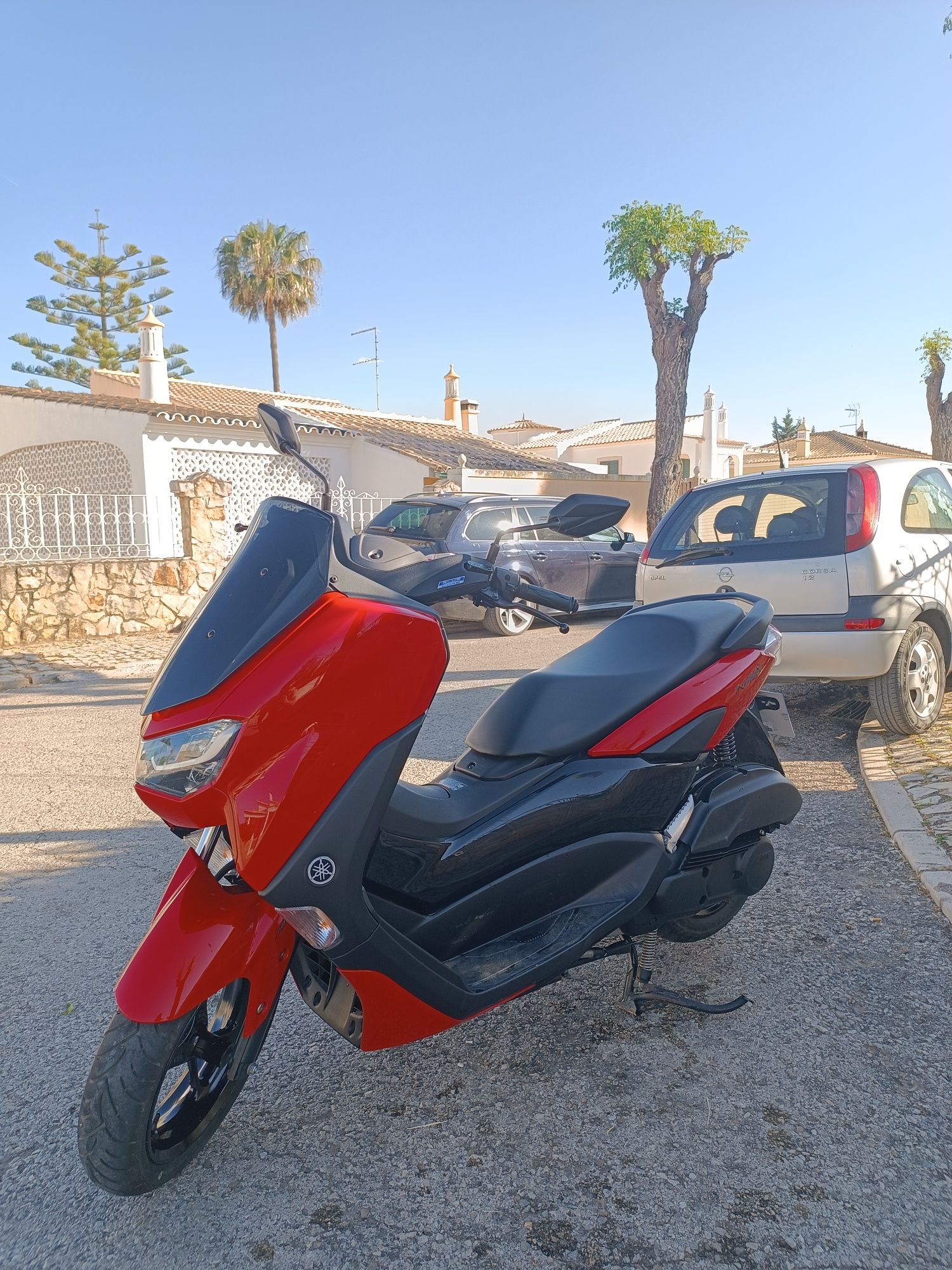 N-Max 125Cc vermelho brilhante