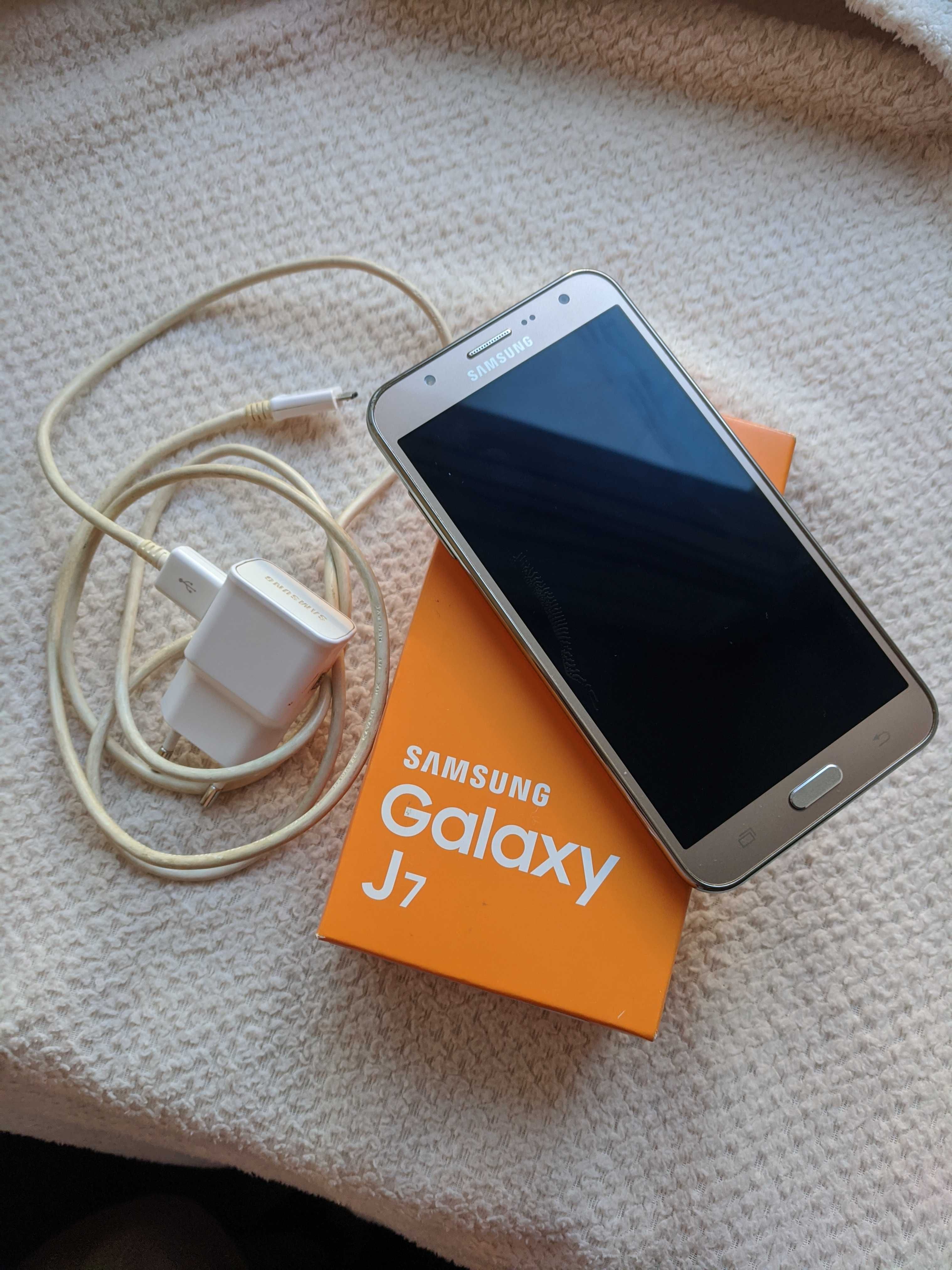 Samsung Galaxy J7 (SM-J700H/DS) 16Gb Gold + картка пам'яті 4Gb