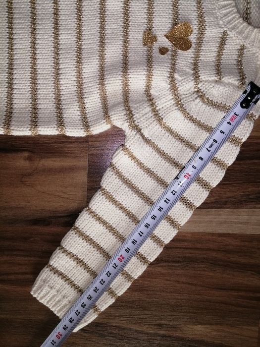 Sweterek  dziewczęcy z złotą nitka