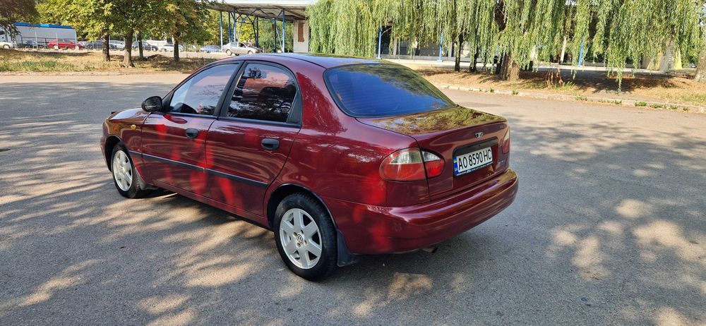 Деу Ланос 1.5 червоний