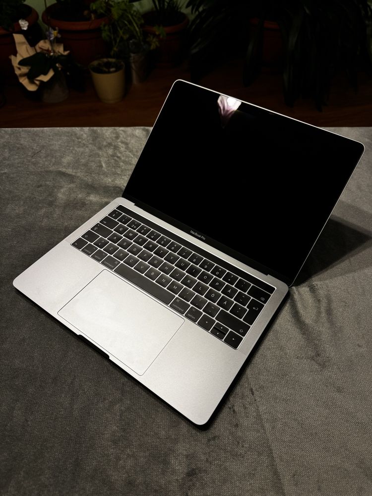 MacBook Pro 13" i5/8GB/256GB SSD 4x Thunderbolt 3, bateria 84 cykle