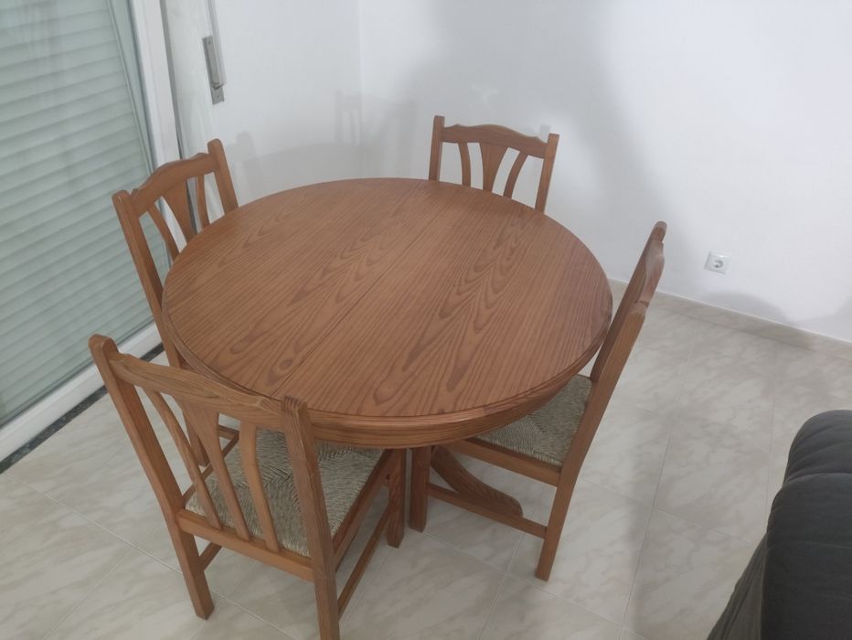 OPORTUNIDADE Mesa em madeira maciça extensível envernizada + 4 cadeira