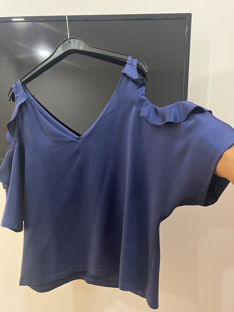 Blusa tipo cetim com detalhe no ombro