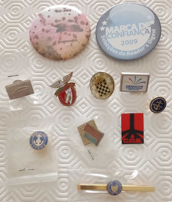 Pins diversos e crachás, lote todo, por 5€