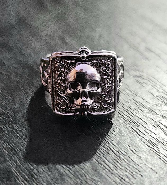 Anel de Pirata com Caveira Secreta  (The Pirate Secret Skull Ring)