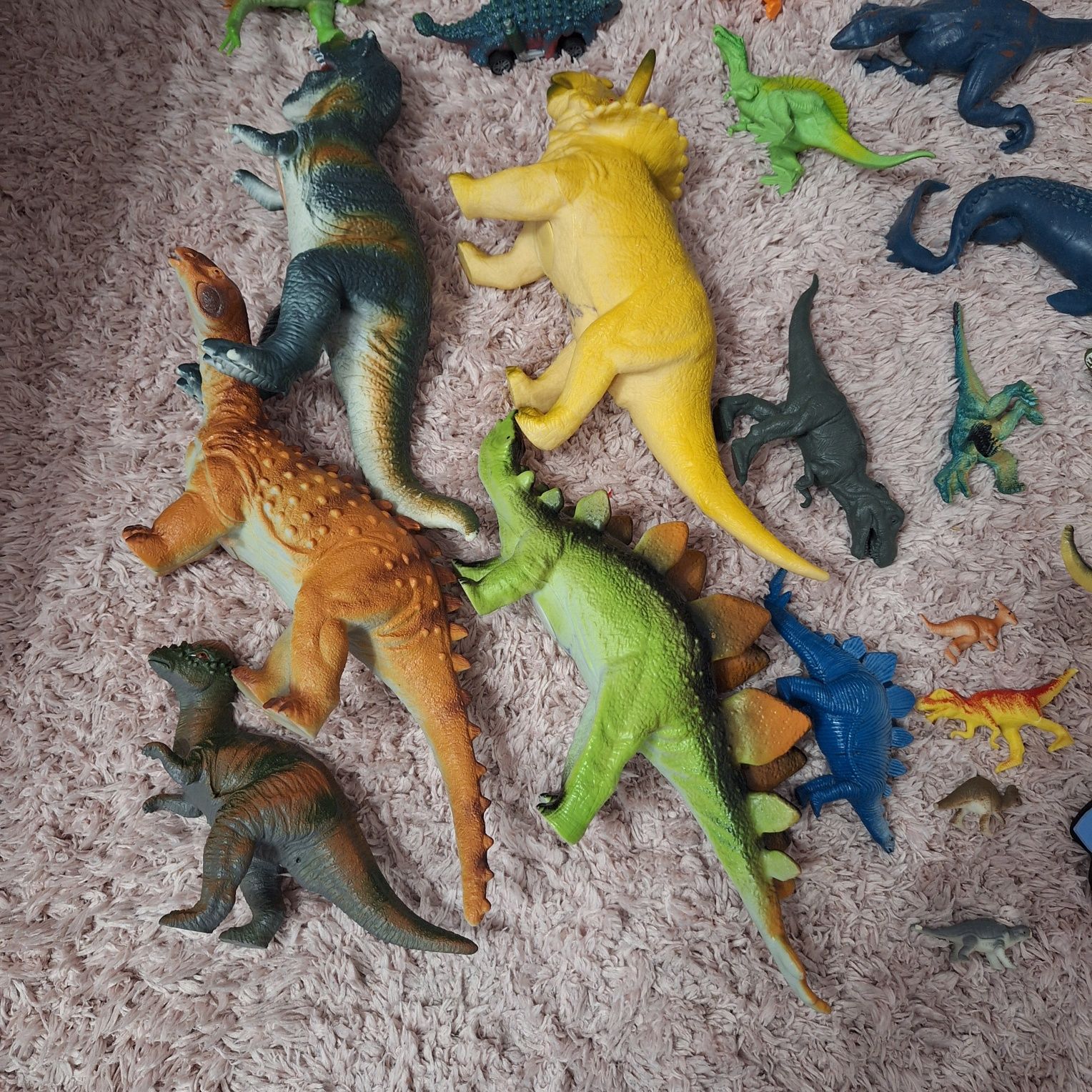 Zestaw 27 dinozaurów + jedna naklejka dla dzieci różne ryczący duże ma
