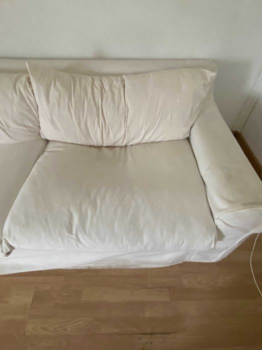 Espaçoso sofá branco de 3 lugares