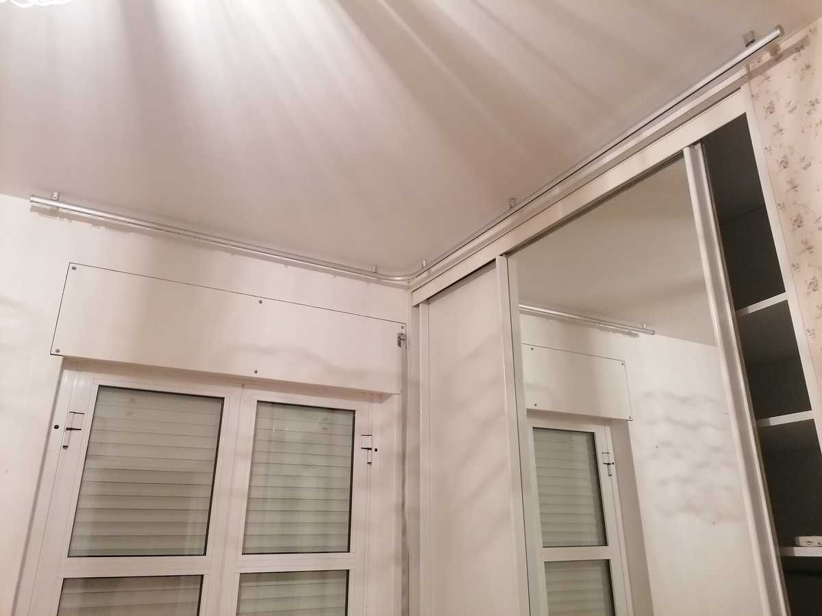 Varão de cortinado, em metal e com curva (para canto de divisão)