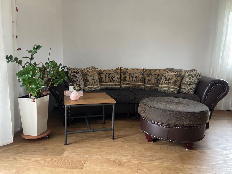 atrakcyjna sofa z pufem