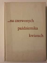 Na czerwonych października kwiatach