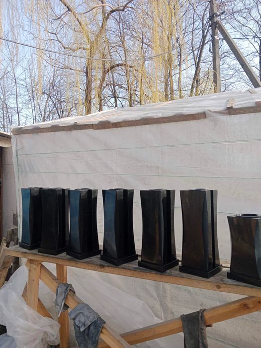 Гранітні вази, лампади