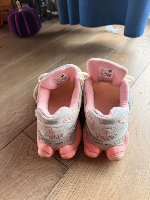 New Balance 574 – stylowe sneakersy w odcieniach różu i beżu