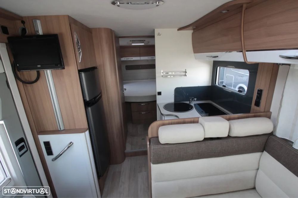 Autocaravana com cama central e A/C