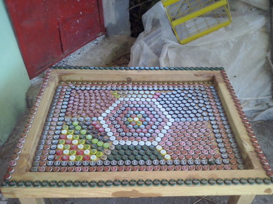 Mesa de estar,decorada de caricas