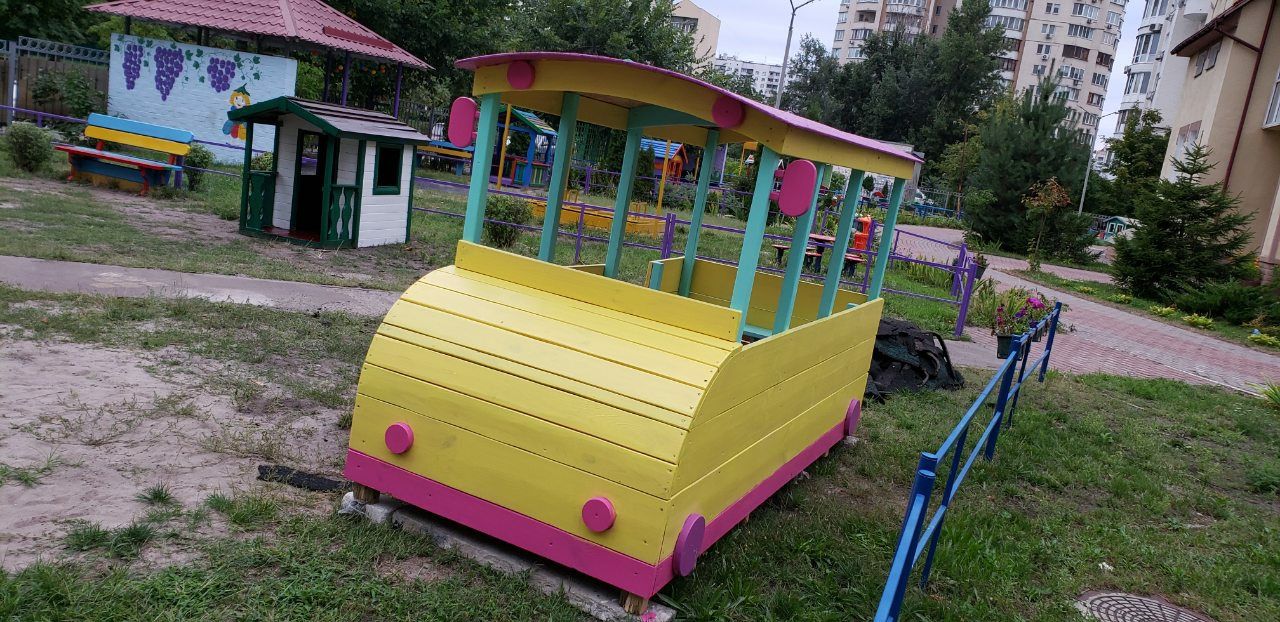 Автобус на дитячий майданчик