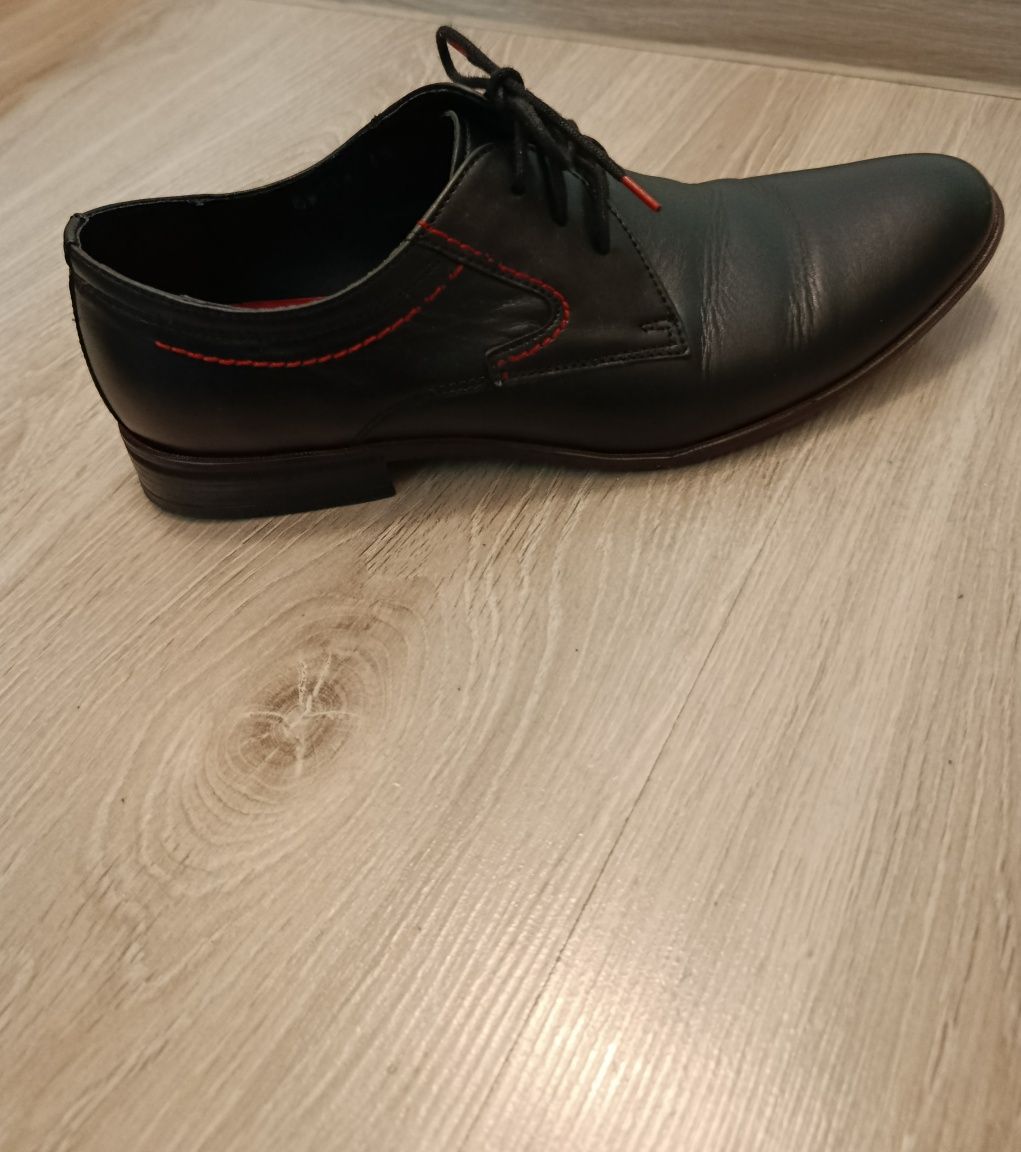 Buty wizytowe czarne z czerwonymi obszyciami