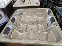 Jacuzzi ogrodowe spa taras ogrod