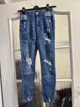 Nowe jeansy z dziurami