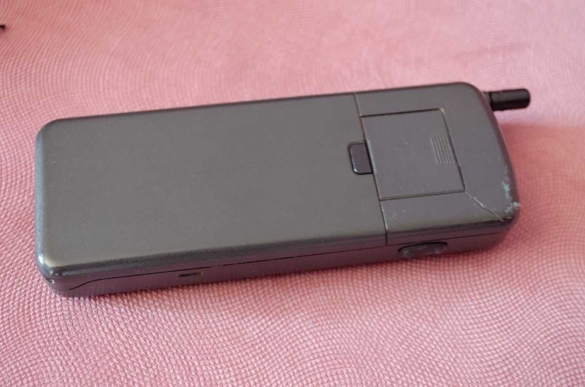 Вінтажний телефон у колекцію NOKIA 2110 (1994 рік)