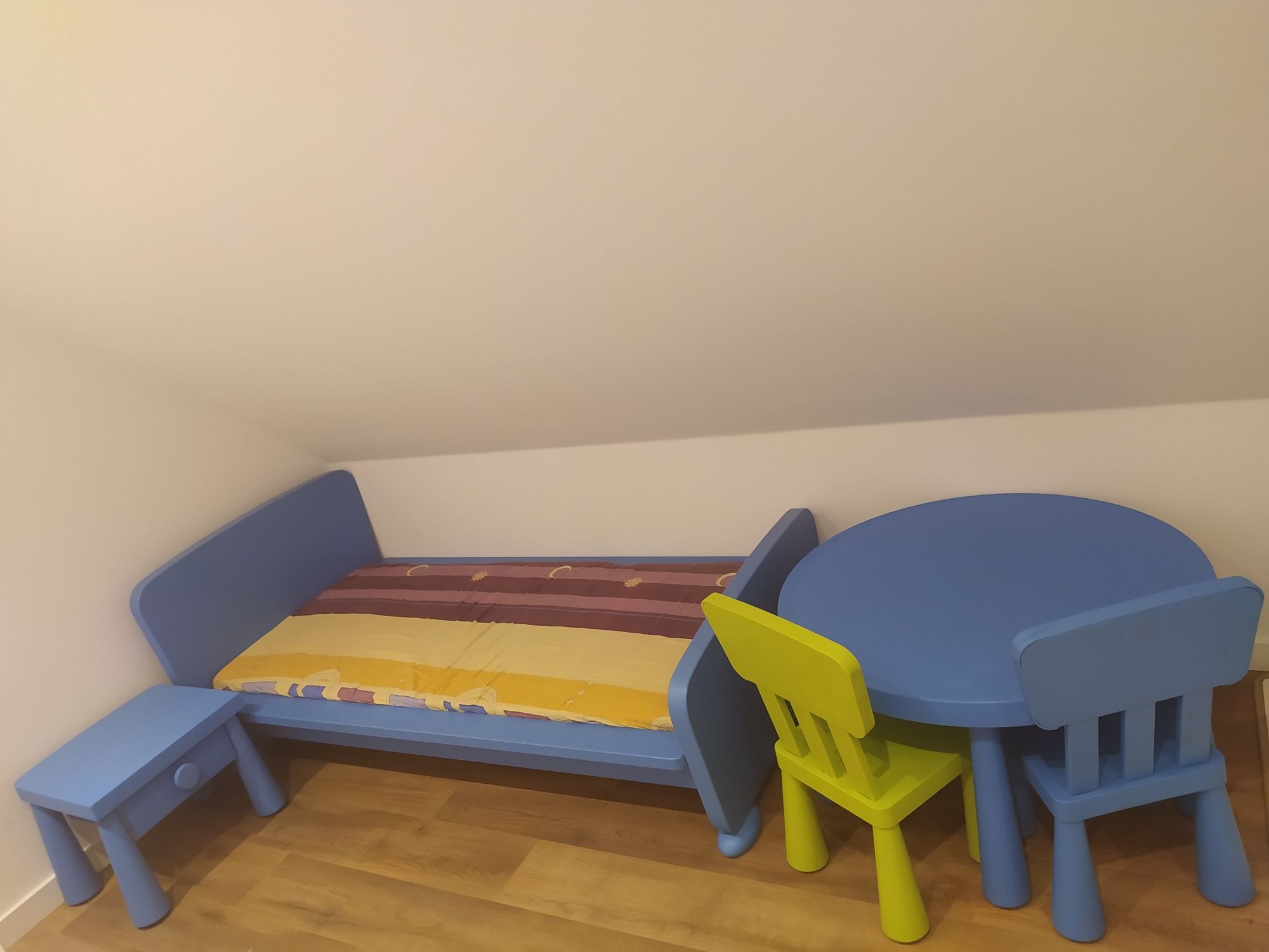 Meble dziecięce z łóżkiem IKEA mamut.