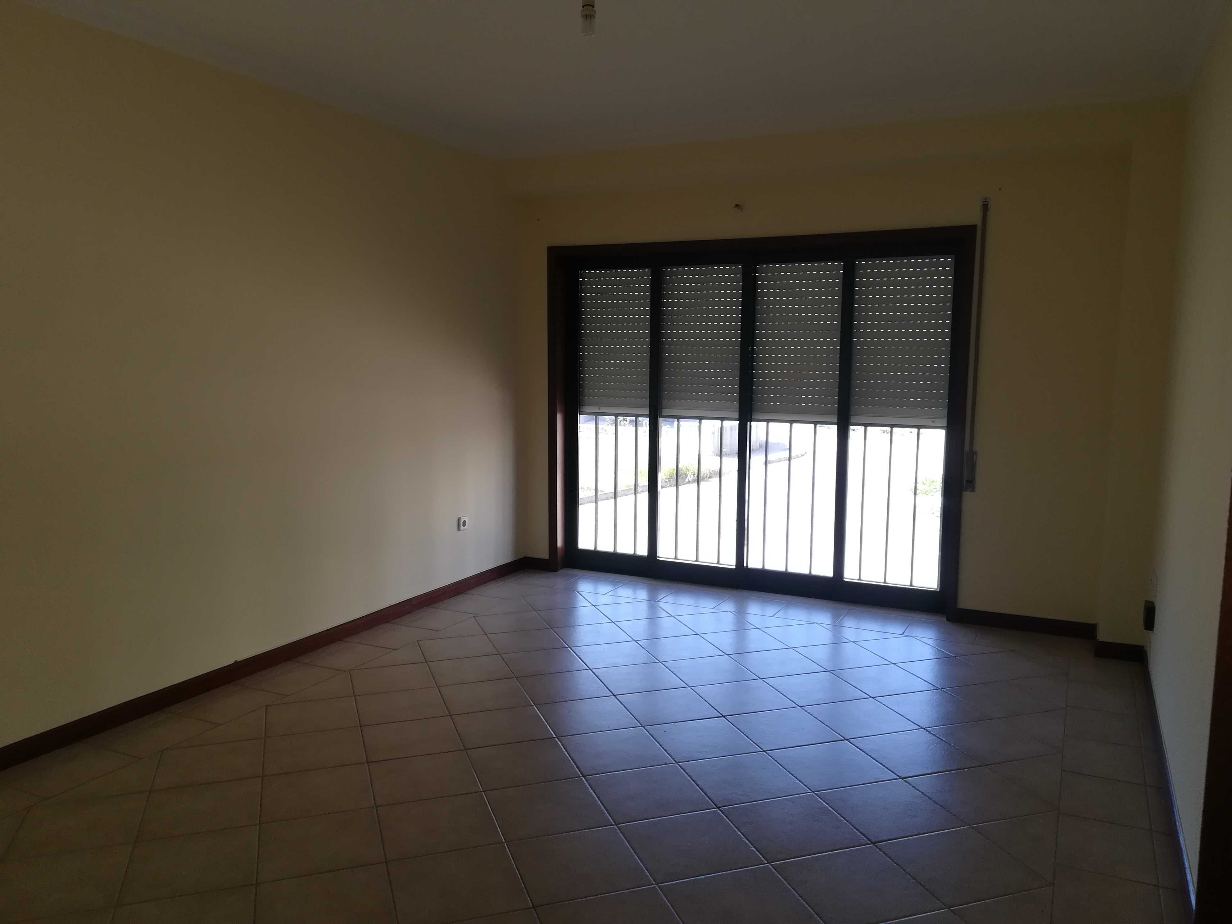 Arrendo T2 com garagem fechada Esgueira