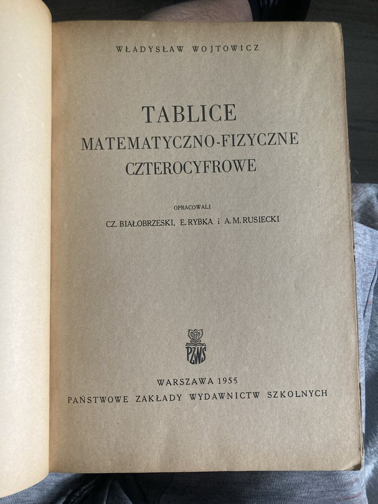 Książka,,Tablice matematyczno- fizyczne czterocyfrowe”1955 rok