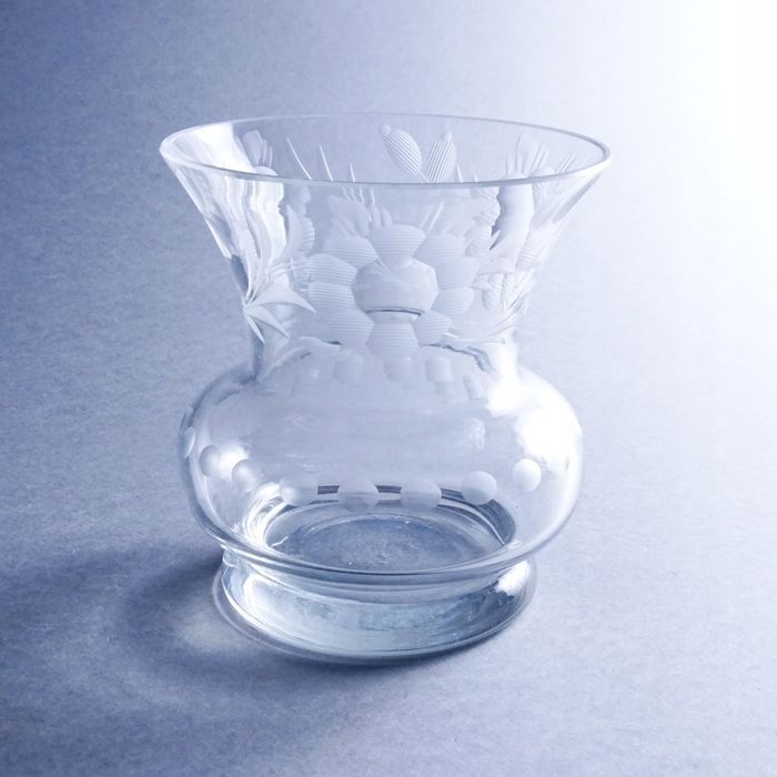 zabytkowy szlifowany szklany wazon wazonik