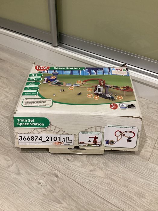 Деревяна залізниця Pley Tive. Космічна станція